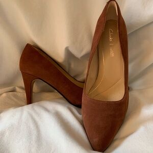 Clarks 'Laina Rae' chestnut suede leather pumps